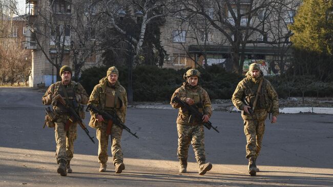 Украинские военные на улице Артемовска (Бахмута)