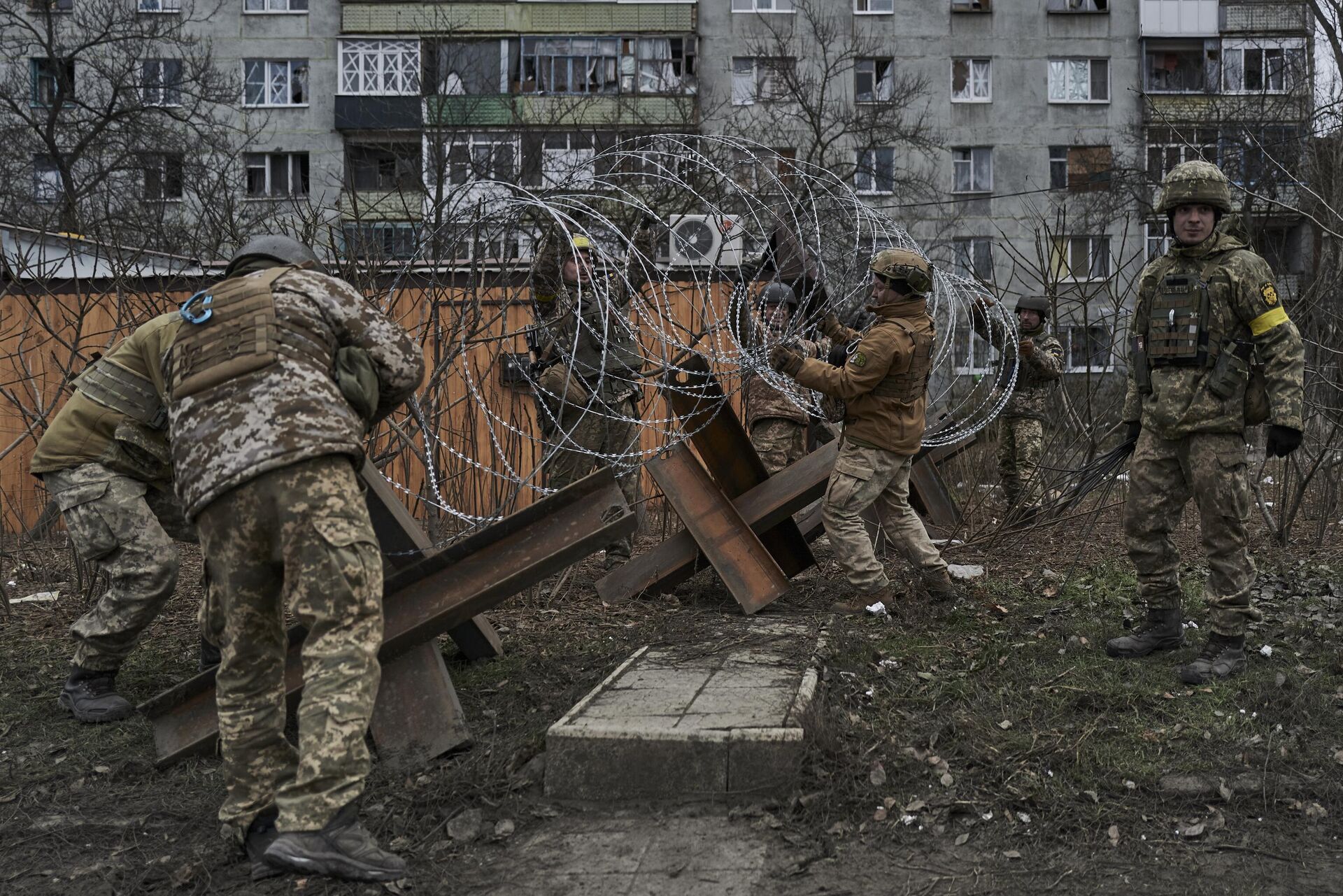 Украинские военные готовят баррикады в Артемовске (Бахмуте) - РИА Новости, 1920, 10.02.2023