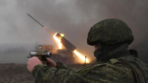 Военнослужащий МО РФ производит наведение реактивной системы залпового огня БМ-21 Град