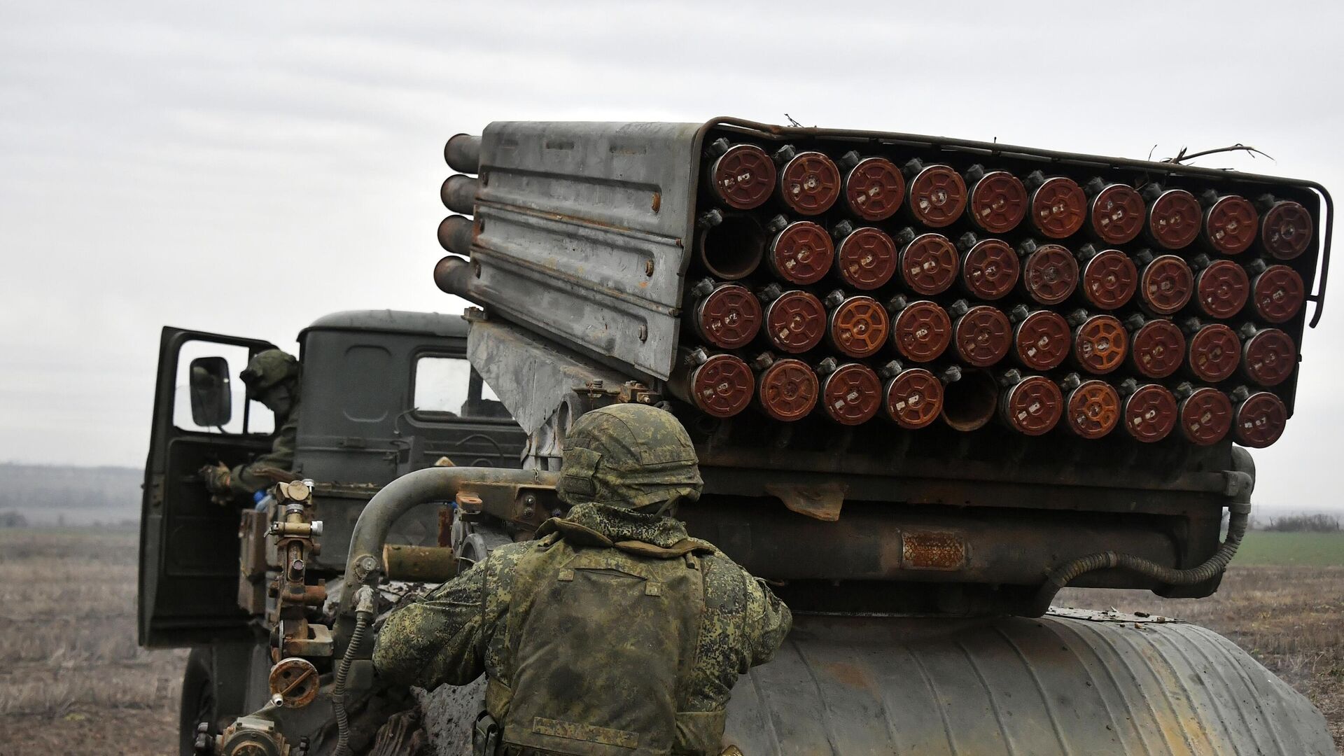 Военнослужащие МО РФ производят наведение реактивной системы залпового огня БМ-21 Град в зоне проведения СВО - РИА Новости, 1920, 02.01.2024