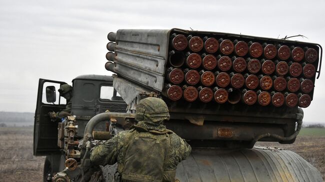 Военнослужащие МО РФ производят наведение реактивной системы залпового огня БМ-21 Град в зоне проведения СВО