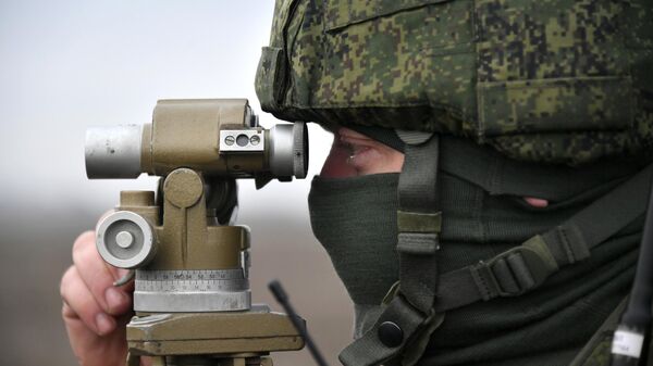 Военнослужащий МО РФ определяет азимут цели с помощью буссоли в зоне СВО. Архивное фото