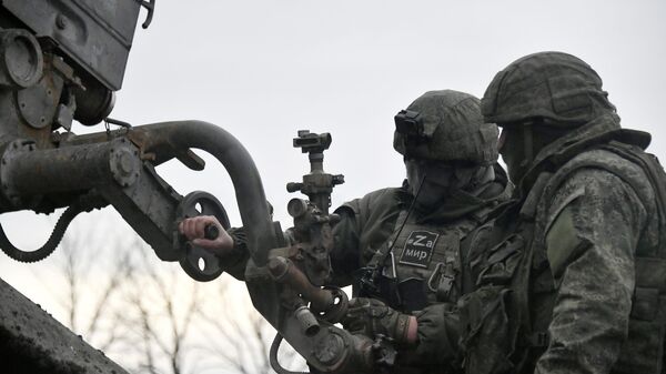 Военнослужащие МО РФ производят наведение реактивной системы залпового огня БМ-21 Град в зоне проведения СВО