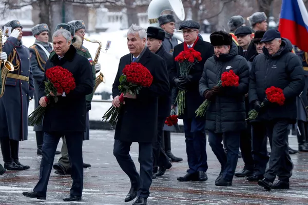 Председатель Парламентского Собрания Вячеслав Володин, а также первый заместитель председателя Парламентского Собрания Владимир Андрейченко и члены Совета Парламентского Собрания возложили венок и цветы к Могиле Неизвестного Солдата 