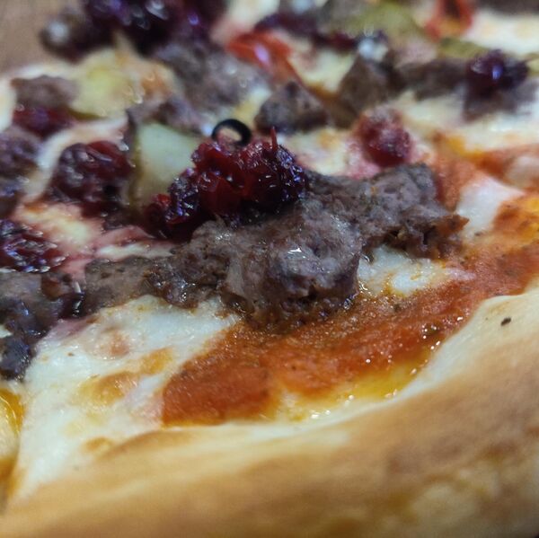 Пицца с олениной и северными ягодами Пицца с олениной и северными ягодами