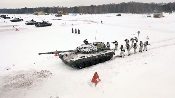 Российские и белорусские военнослужащие проводят совместные занятия на полигоне 