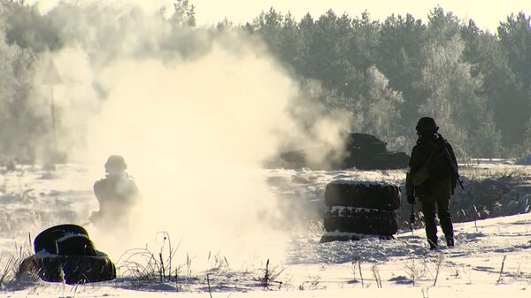 Российские и белорусские военнослужащие проводят совместные занятия на полигоне