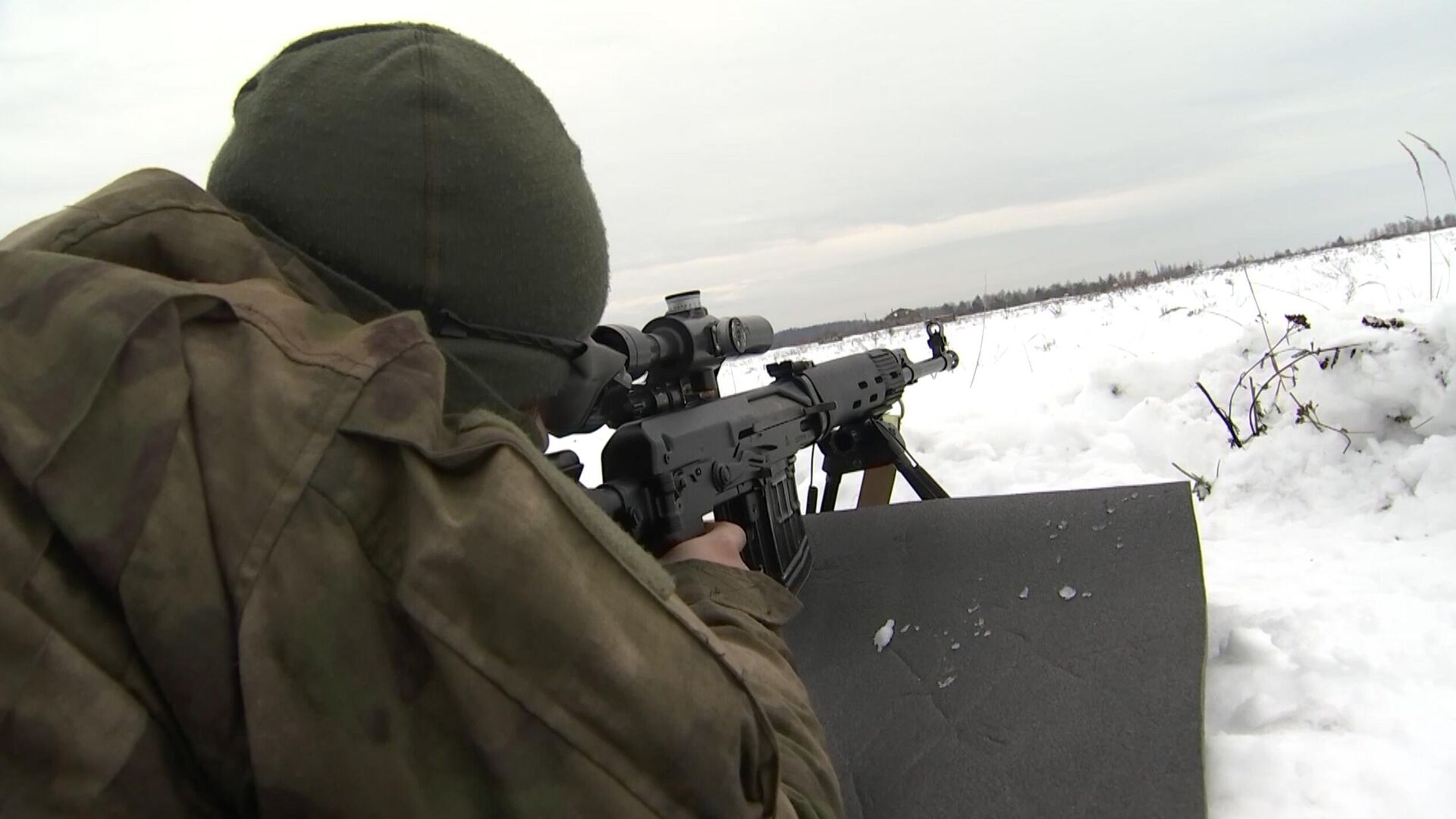 Российские военнослужащие проводят занятия на полигоне. Скриншот видео - РИА Новости, 1920, 24.12.2022