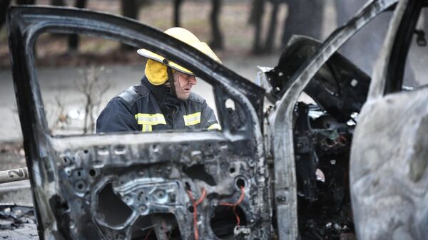 Сотрудник МЧС РФ на месте взрыва автомобиля в центре Мелитополя. 23 декабря 2022