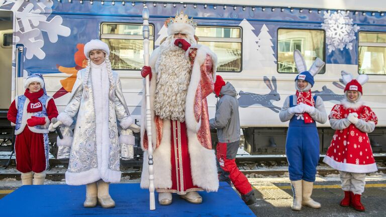 Дед Мороз и его команда выступают на железнодорожном вокзале в Перми