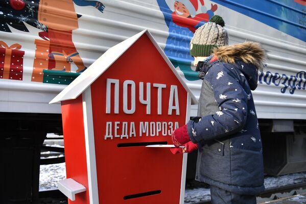 Мальчик отправляет письмо Деду Морозу на железнодорожном вокзале Новосибирск – Главный в Новосибирске