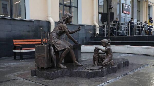 Скульптура, посвященная туристам, установленная на Московском вокзале в Санкт-Петербурге