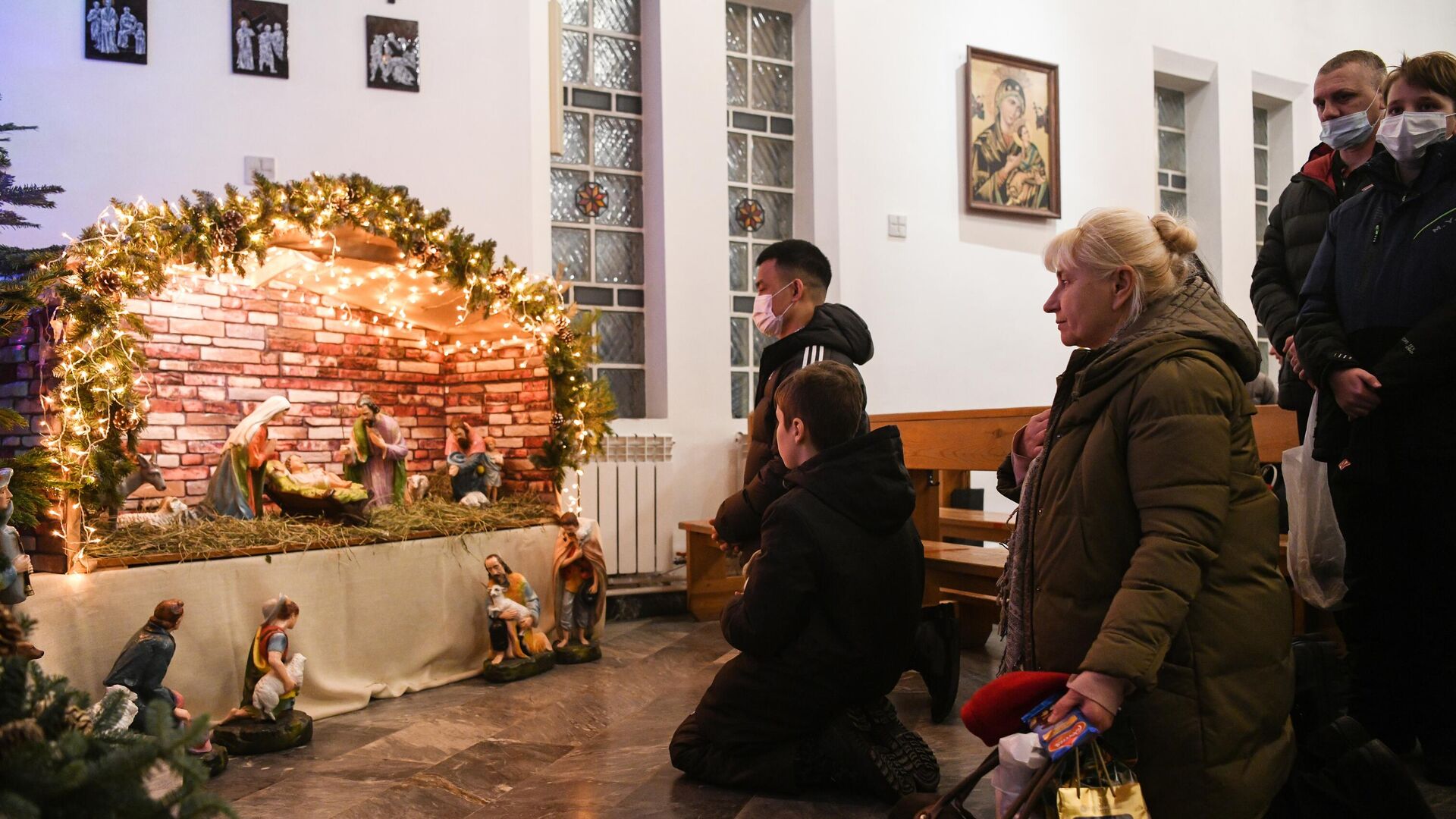 Верующие во время праздничного богослужения в канун Рождества в храме святой Анны в Екатеринбурге - РИА Новости, 1920, 25.12.2022