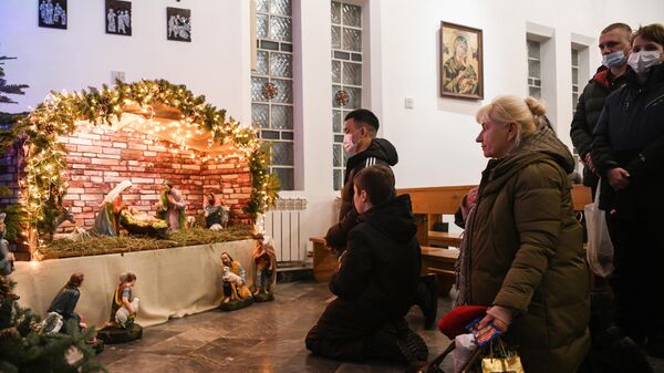 Верующие во время праздничного богослужения в канун Рождества в храме святой Анны в Екатеринбурге