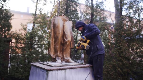 Демонтаж памятника Александру Пушкину в Черновцах, Украина. Кадр видео