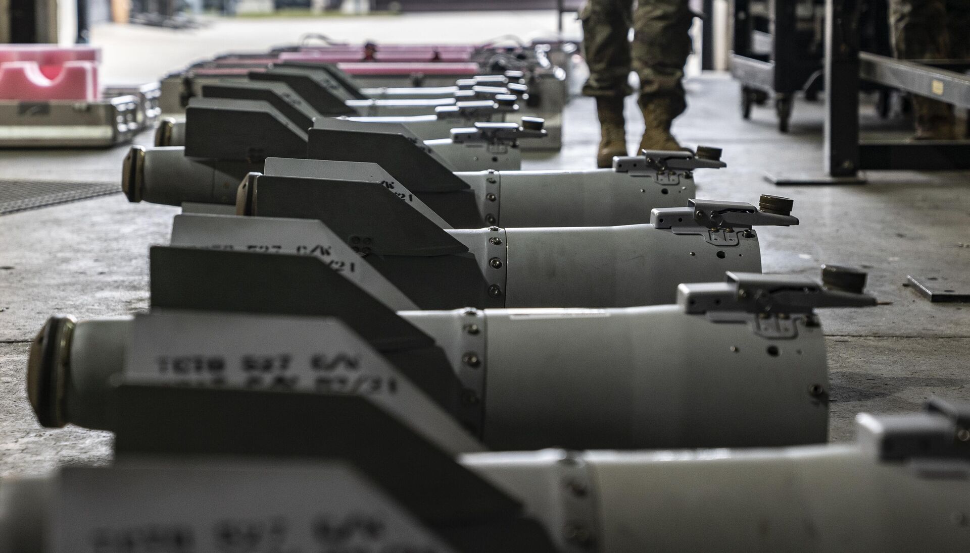 Комплекты наведения и управления JDAM, готовые к установке на авиабомбы GBU-54 Комплекты наведения и управления JDAM, готовые к установке на авиабомбы GBU-54 - РИА Новости, 1920, 23.12.2022