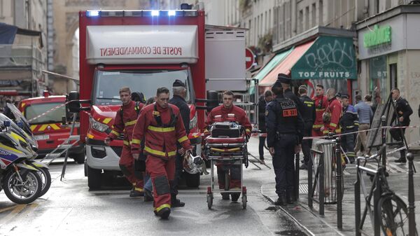 Медики на месте стрельбы в Париже