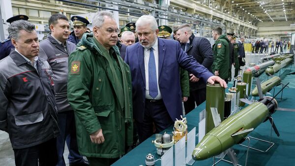 Министр обороны РФ Сергей Шойгу осматривает образцы высокоточных боеприпасов и зенитных управляемых ракет
