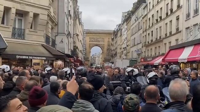 Представители курдской общины вышли к месту стрельбы в Париже