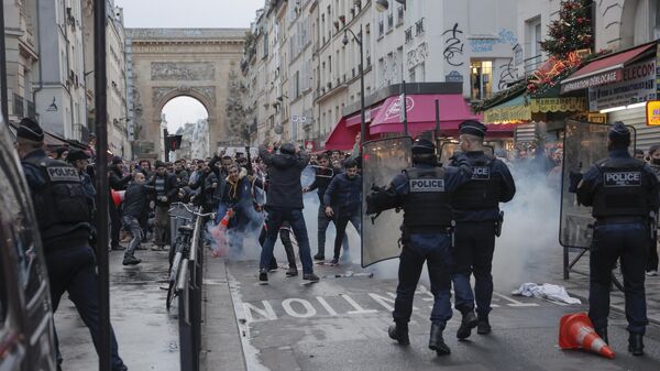 Сотрудники полиции во время столкновений с участниками стихийного митинга на месте стрельбы в Париже, Франция