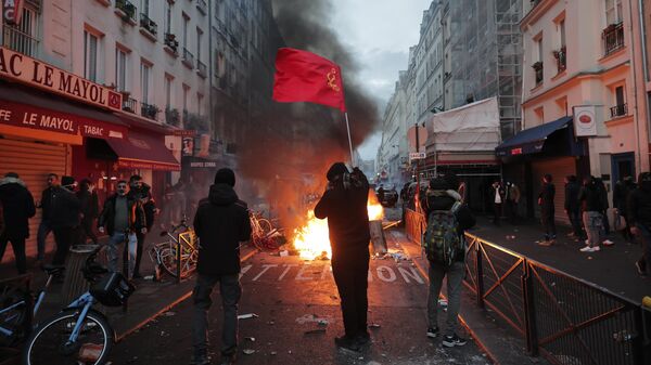 Столкновения на месте стрельбы в Париже, Франция
