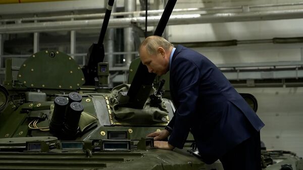 Путин осмотрел боевые машины в рамках визита на завод Щегловский вал в Туле