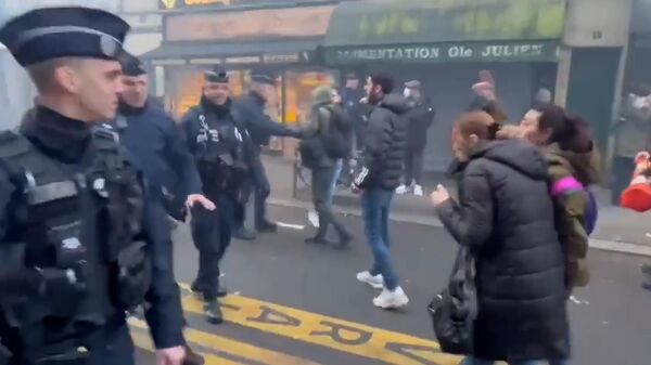 Взрывы и дым: полиция Парижа применила газ и шумовые гранаты для разгона протестующих