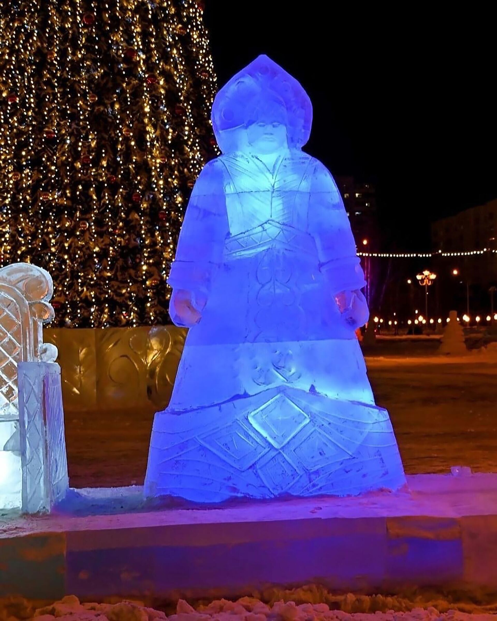 Ледяная фигура Снегурочки, установленная на площади Нефтяников в Нижневартовске - РИА Новости, 1920, 30.12.2022