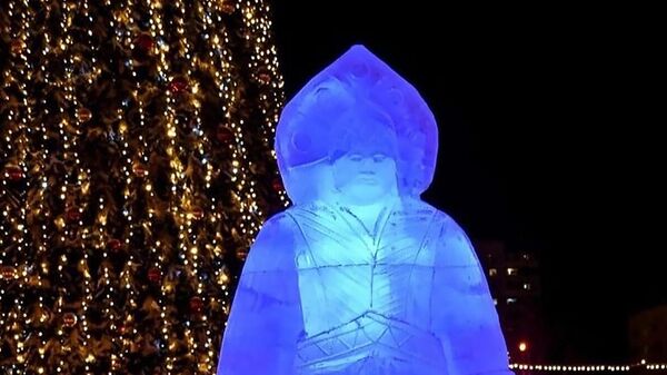 Ледяная фигура Снегурочки, установленная на площади Нефтяников в Нижневартовске