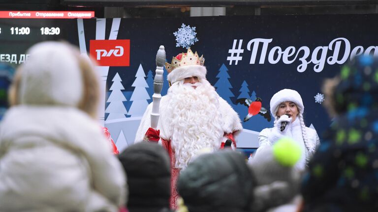 Дед Мороз и Снегурочка на территории Белорусского вокзала в Москве