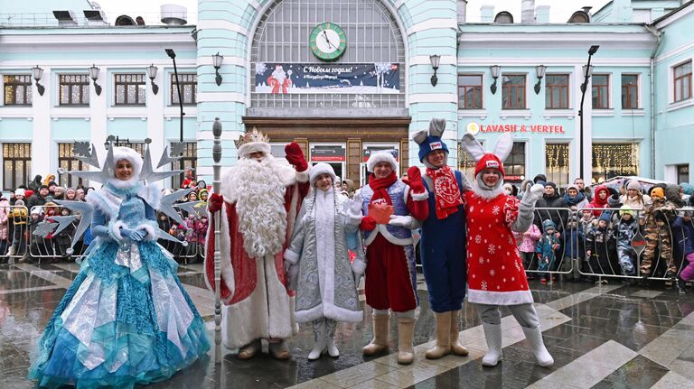 Дед Мороз и Снегурочка на территории Белорусского вокзала в Москве