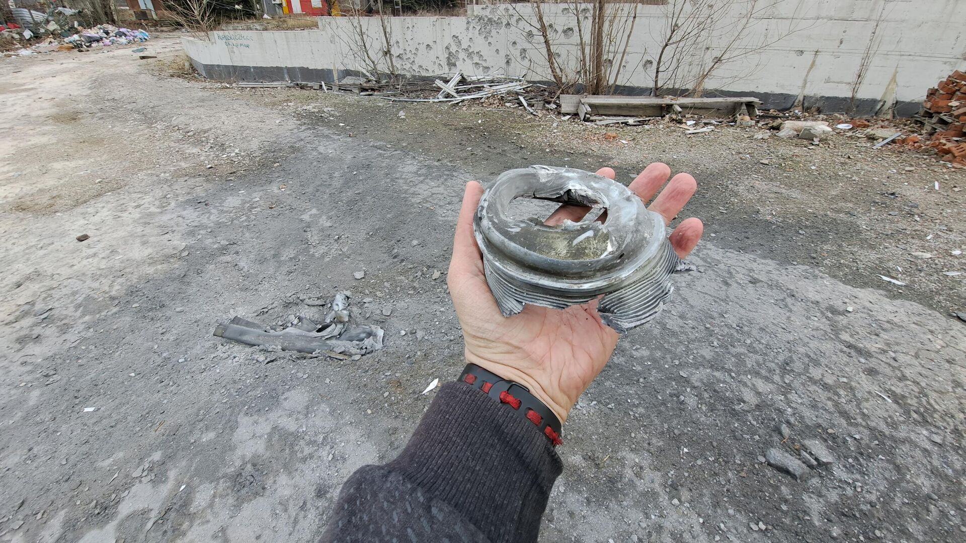 Фрагмент одного из снарядов, которыми обстреляли центр Донецка Вооруженные силы Украины - РИА Новости, 1920, 23.05.2023