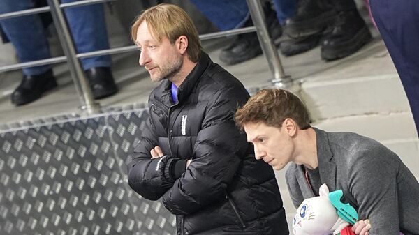 Фигурист, тренер Евгений Плющенко (слева)