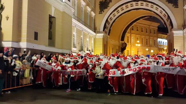 Предновогодний забег Дедов Морозов в Санкт-Петербурге