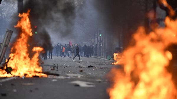 Участники акции протеста в связи со стрельбой в 10-ом округе Парижа