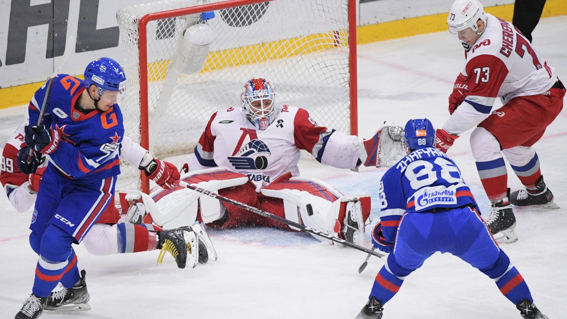 Вратарь ХК Локомотив Даниил Исаев (в центре) и игрок ХК СКА Василий Глотов (слева)  - РИА Новости, 1920, 13.01.2025