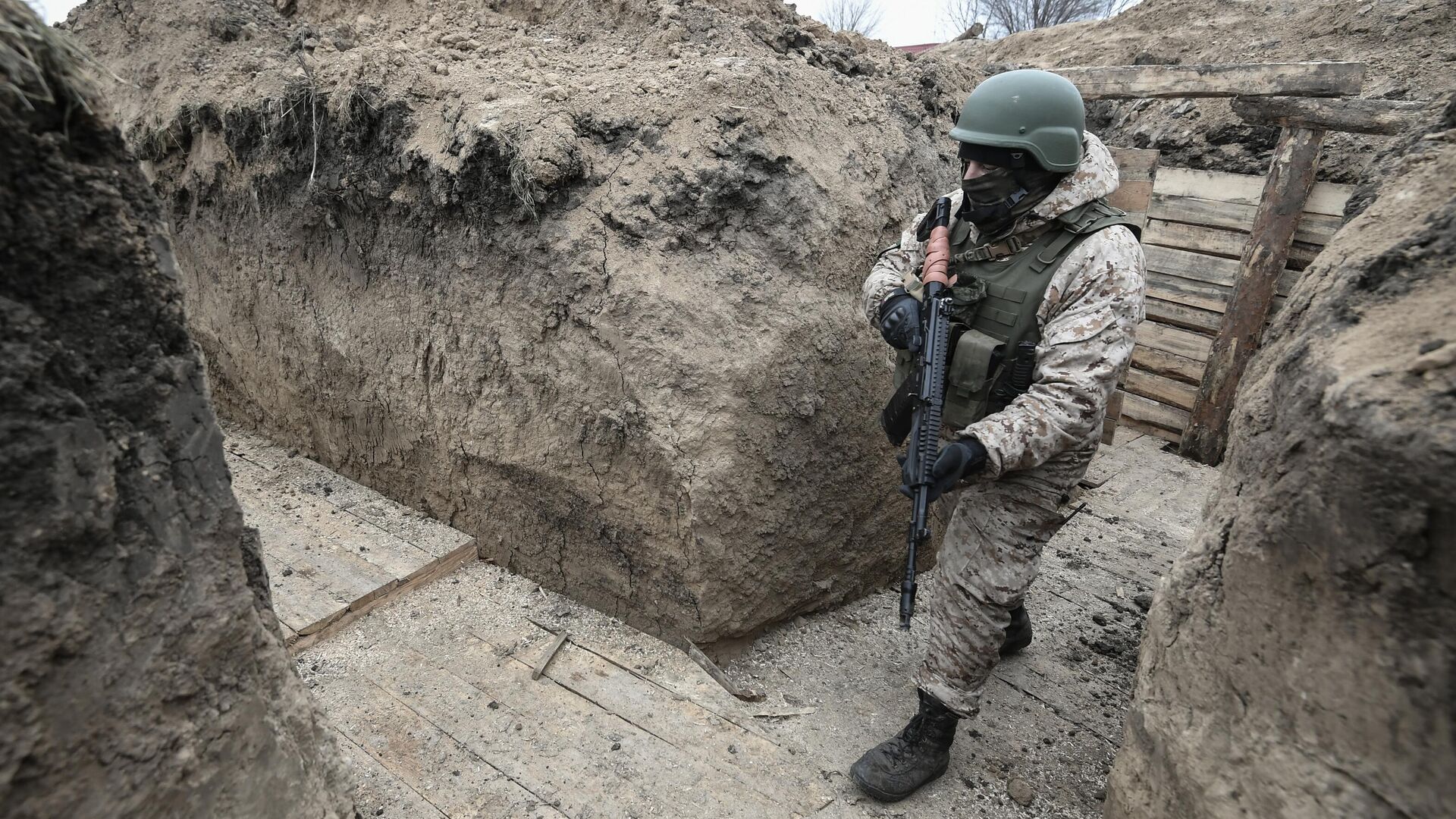 Военнослужащий во время оборудования окопов на Запорожском направлении - РИА Новости, 1920, 10.03.2023