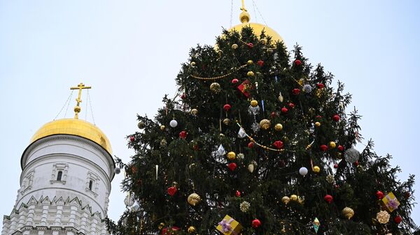 Главная новогодняя елка на Соборной площади московского Кремля