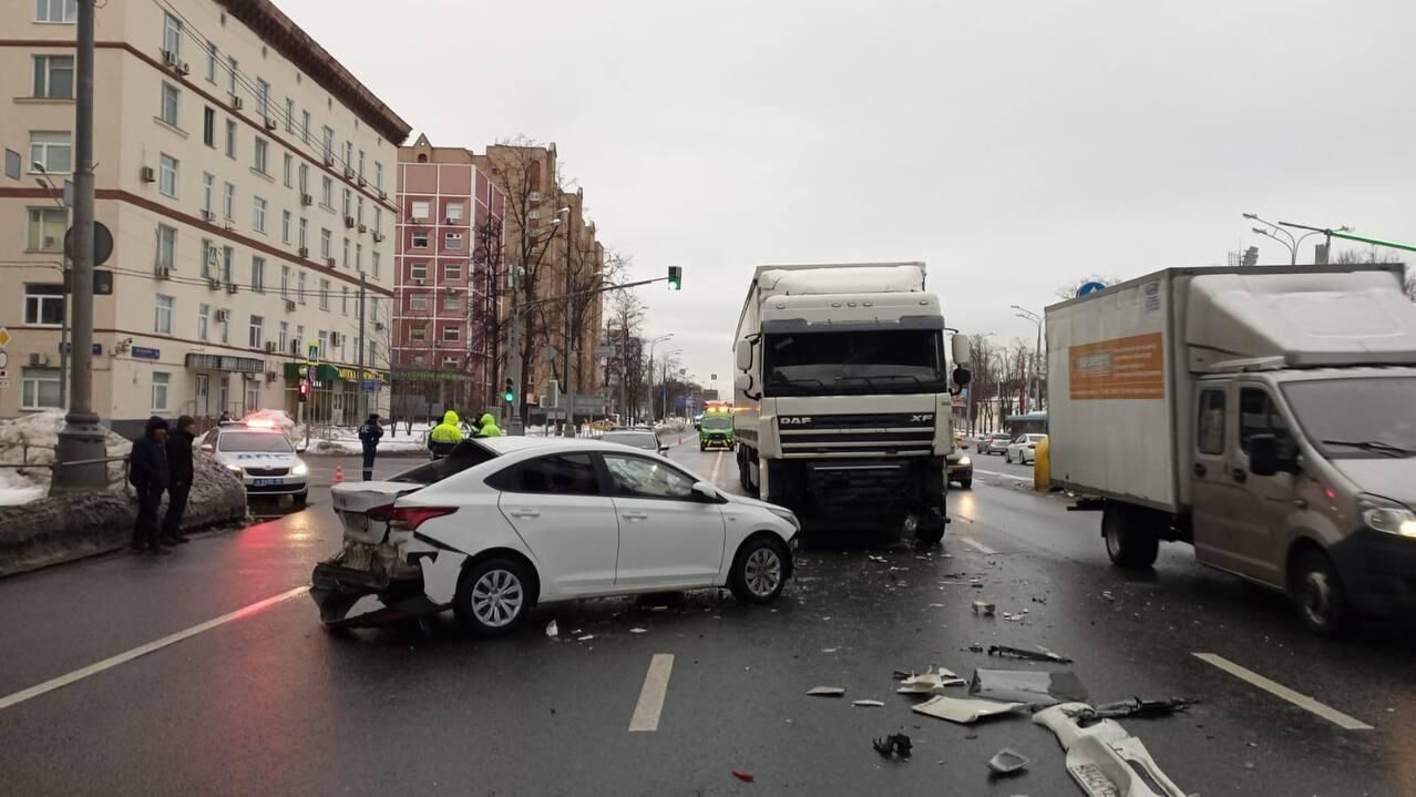 ДТП с участем грузового и легкового автомобилей на шоссе Энтузиастов в Москве - РИА Новости, 1920, 25.12.2022