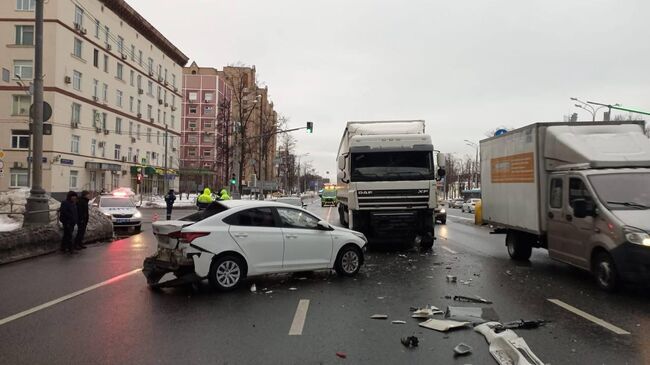 ДТП с участем грузового и легкового автомобилей на шоссе Энтузиастов в Москве