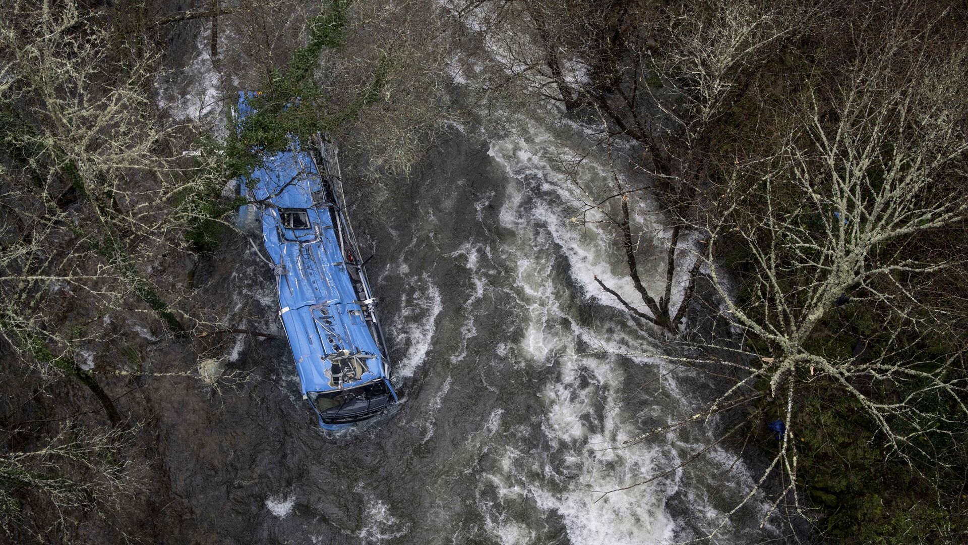 На месте падения автобуса в реку Лерес в Испании - РИА Новости, 1920, 26.12.2022