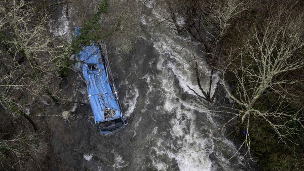 На месте падения автобуса в реку Лерес в Испании