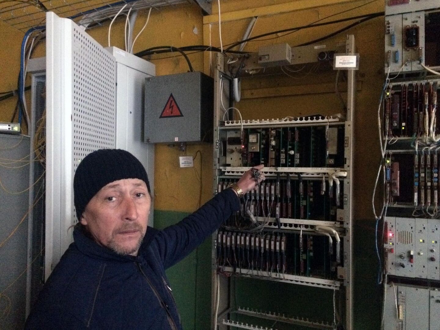 Вадим в помещении АТС Вадим в помещении АТС