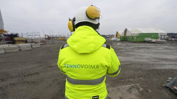 Сотрудник Fennovoima на строительной площадке  АЭС Ханхикиви-1 в Финляндии