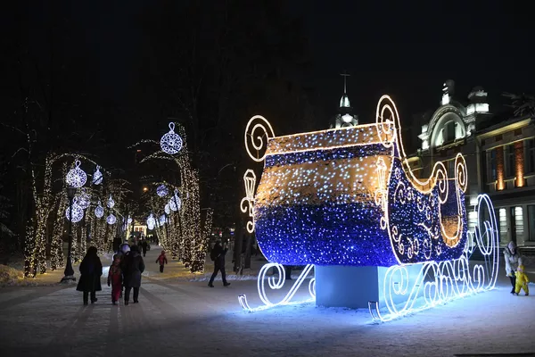 Декоративное сооружение Карета в новогодних украшениях в Первомайском сквере в Новосибирске