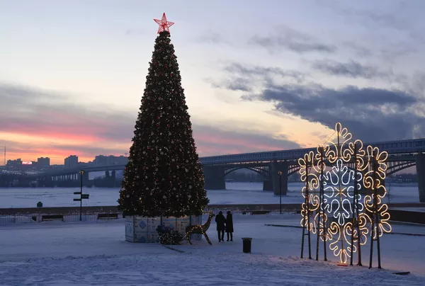 Новогодняя елка на Михайловской набережной реки Обь в Новосибирске