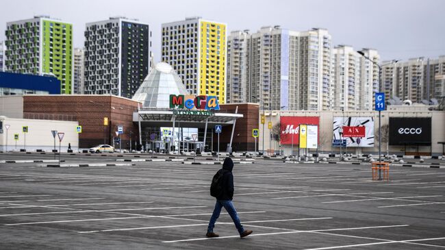 Парковка у торгового центра МЕГА в Химках