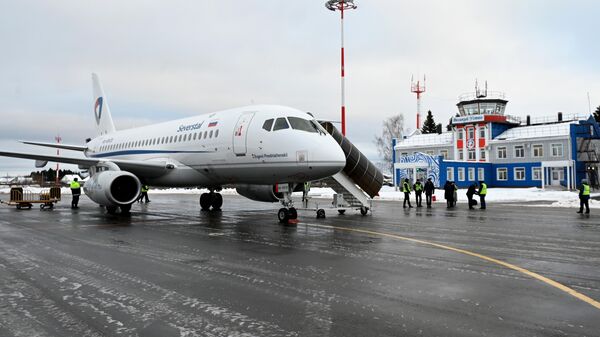 Пассажирский самолет Sukhoi Superjet 100 после прибытия в Великий Устюг из аэропорта Череповца