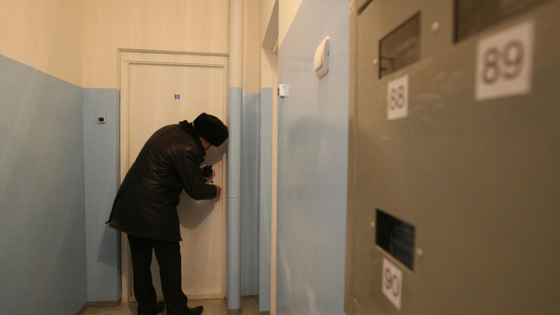 Человек открывает дверь в квартиру - РИА Новости, 1920, 01.01.2023