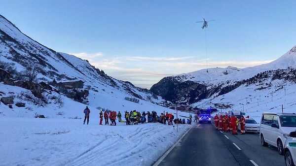 Сотрудники спасательных служб в районе схода лавины на горнолыжном курорте Лех/Цюрс в Австрии. 25 декабря 2022